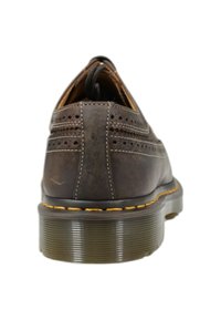 Scarpa in pelle marrone con dettagli brogue, punta rotonda e suola in gomma robusta e zigrinata. I punti di cucitura gialla lungo la suola aggiungono contrasto.