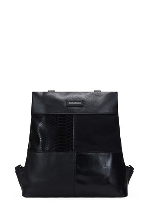 Mochila de cuero negro que presenta una mezcla de texturas, incluyendo patrones de serpiente lisos y en relieve, con un asa superior y correas ajustables.