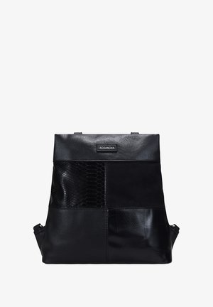 Mochila de cuero negro que presenta una mezcla de texturas, incluyendo patrones de serpiente lisos y en relieve, con un asa superior y correas ajustables.