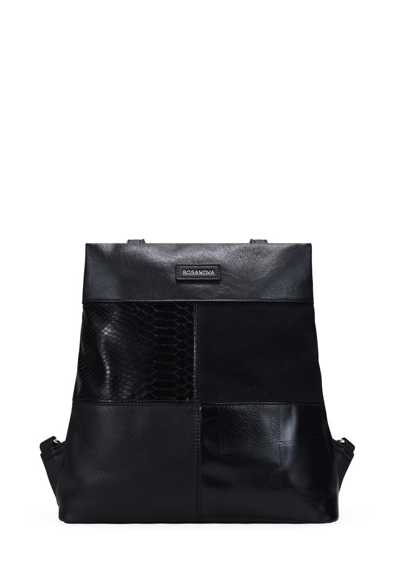 Mochila de cuero negro que presenta una mezcla de texturas, incluyendo patrones de serpiente lisos y en relieve, con un asa superior y correas ajustables.