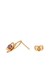 Złote kolczyki o skręconym wzorze z fioletowym kamieniem szlachetnym jako centralnym elementem oraz osobnym tylnym elementem. Gładka faktura z błyszczącym wykończeniem.