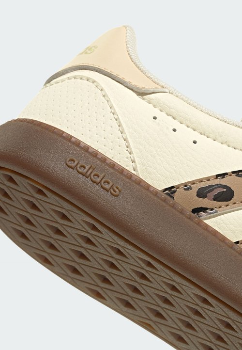 adidas SPORTSWEAR BREAKNET SLEEK SHOES JUNIOR UNISEX - Zapatillas - cream white cardboard sand strata — foto 6