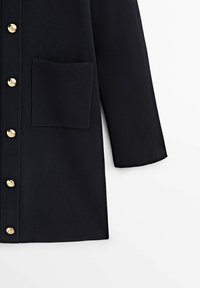 Cardigan noir à manches longues avec grande poche devant et boutons dorés texturés sur l'avant, poignets et bas côtelés.