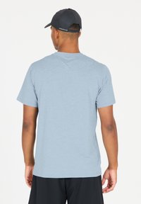 Ljusblå bomulls t-shirt med korta ärmar, rund halsringning och en avslappnad passform. Slät textur utan synliga mönster eller detaljer.