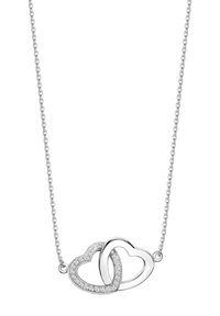 Srebrny naszyjnik z dwiema splecionymi sercami; jedno serce ozdobione jest błyszczącymi kamieniami, a łańcuszek ma delikatny, połączony wzór.