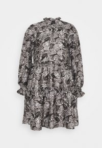 Långärmad klänning med flera lager, hög halsringning och volangdetaljer, som har ett abstrakt mönster i svart, vitt och beige med snurrande former.