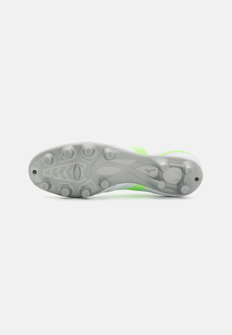 Crampon de football blanc avec un accent vert. La semelle extérieure présente de multiples crampons coniques et un motif texturé pour une meilleure traction.