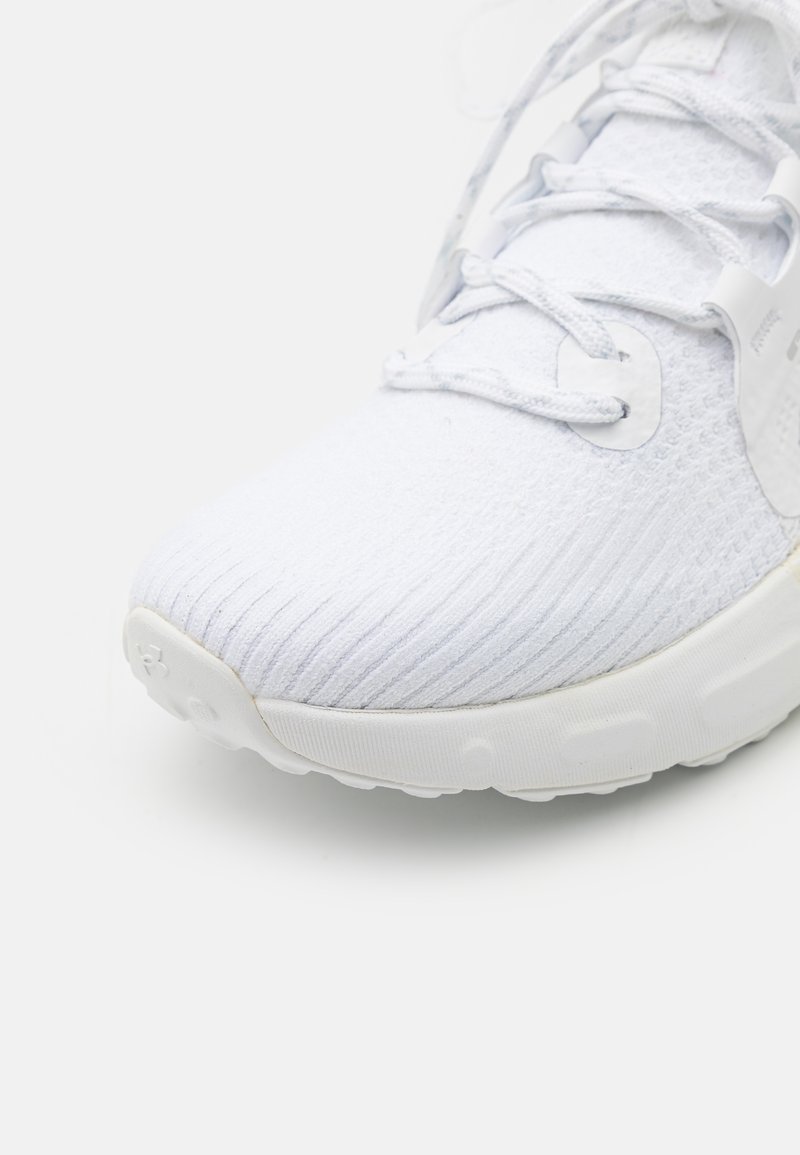 Scarpa sportiva bianca caratterizzata da un upper in maglia testurizzata, design elegante e suola in gomma bianca con punta leggermente arrotondata.