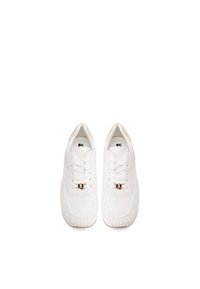 Scarpe da ginnastica bianche con tessuto texturizzato, punta rotonda e design tradizionale con lacci. Accenti dorati notevoli sulla linguetta.