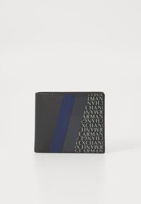 Portofel pliabil din material texturat negru cu o fâșie albastră marin, având logo-uri embosate în alb. Formă compactă, pătrată, cu un design elegant.