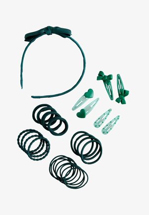 Grünes Haar-Accessoires-Set, bestehend aus einem Haarreif mit Schleife, Paaren von herzförmigen und Schleifen-Clips sowie verschiedenen strukturierten Haargummis auf weißem Hintergrund.