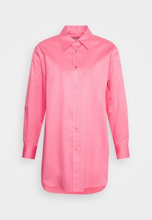 Chemise rose à manches longues avec boutons, col pointu et manches à poignets, présentée sur fond blanc.