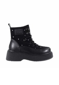 Czarne botki za kostkę z masywną podeszwą, zamszowy materiał, srebrne ćwieki po bokach oraz sznurowanie z akcentem w postaci czarnego skórzanego obcasu.