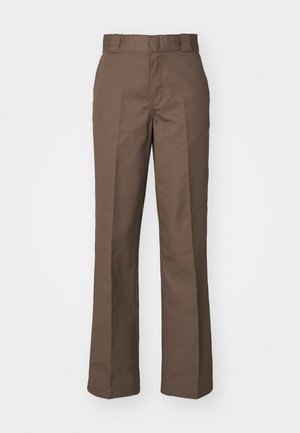 Pantaloni din bumbac maro cu un design drept, având un față plată și bucle pentru curea. Textură netedă, fără modele sau accente vizibile.