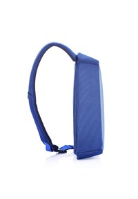 Blauer Rucksack aus strukturiertem Stoff, mit flacher, rechteckiger Form, gepolsterter Rückenplatte und verstellbaren Riemen für zusätzlichen Komfort.