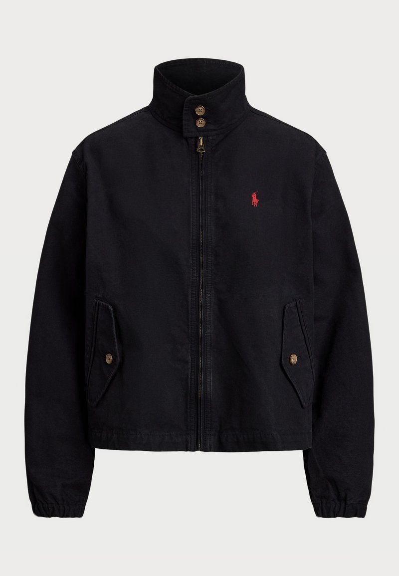 Veste noire avec un col montant, fermeture éclair et deux poches latérales. Présente un logo rouge sur la poitrine gauche et des poignets élastiques. Matériau en coton.