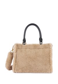 Borsa a mano in pelliccia sintetica beige con manici in pelle nera e tracolla removibile, dotata di hardware dorato e forma rettangolare.