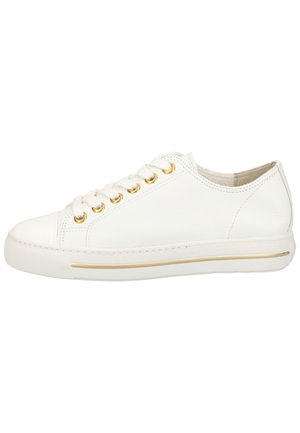 Weiße Ledersneaker mit goldfarbenen Ösen, runder Zehenpartie und einer strukturierten Gummisohle, die mit einem horizontalen goldenen Akzentstreifen versehen ist.