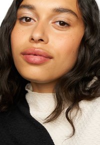 KIKO Milano COOL COLOUR EYESHADOW STICK - Oogschaduw - metallic dirty white