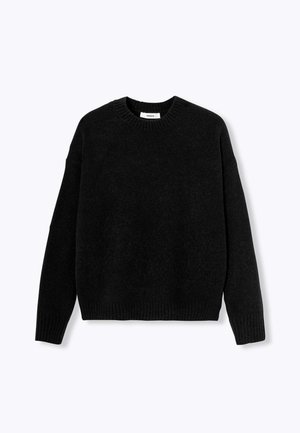 Pull en maille noir avec un col rond, des épaules tombantes et des poignets côtelés. Texture douce, coupe légèrement ample, design minimaliste.