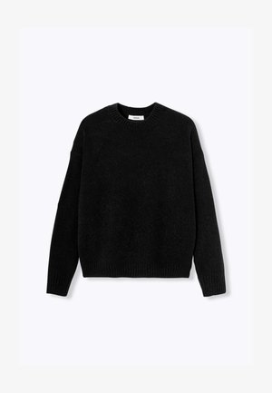 Pull en maille noir avec un col rond, des épaules tombantes et des poignets côtelés. Texture douce, coupe légèrement ample, design minimaliste.
