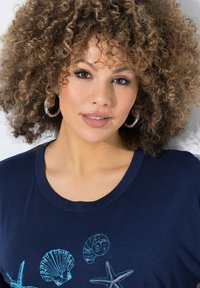 Námořnická modrá tričko s ilustracemi mušlí a hvězdic ve světle modré barvě, s kulatým výstřihem a jemnou texturou látky.