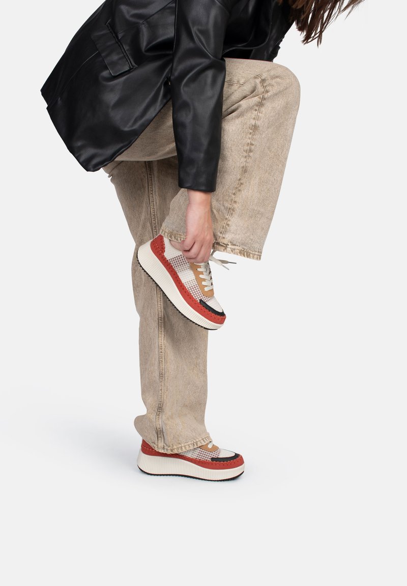 Plattform-Sneaker mit einem gestrickten Mesh-Obermaterial in Beige, roten und schwarzen Akzenten. Verfügt über eine dicke weiße Sohle und cremefarbene Schnürsenkel.