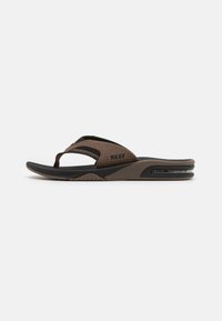 Brune flip-flop sandal med perforert overdel, formet fotbed og kontrastfarget svart såle. Har en polstret hæl for komfort.