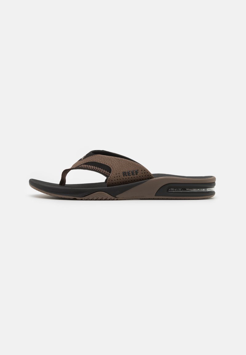 Brune flip-flop sandal med perforert overdel, formet fotbed og kontrastfarget svart såle. Har en polstret hæl for komfort.