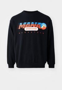 Zwarte sweatshirt met lange mouwen en een ronde hals, voorzien van opvallende oranje en blauwe grafische elementen, waaronder de tekst "SPORTSWEAR" en een rennend figuur.