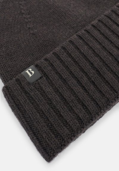 Bonnet en maille côtelée gris foncé avec une petite étiquette noire présentant une lettre B blanche près du bord replié.