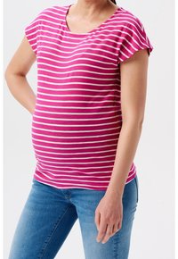 Camiseta de maternidad a rayas rosas y blancas con mangas cortas, escote redondo y tela suave. Llevada con jeans azules.