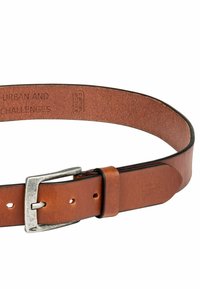 Bruine leren riem met een zilveren metalen gesp, met een gladde textuur, meerdere gaten voor aanpassing en een gestempeld logodat.