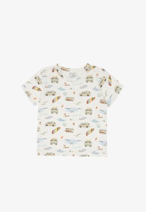 Weißes kurzärmeliges Kleinkind-T-Shirt mit bunten Drucken von Vans, Surfbrettern, Wellen, Fahrrädern und spielenden Hunden am Wasser.