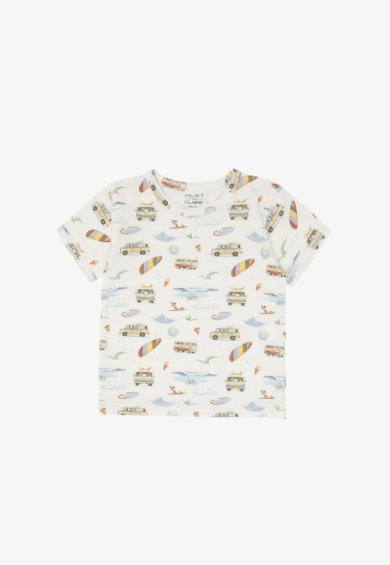 T-shirt blanc à manches courtes pour tout-petit avec des imprimés colorés de vans, planches de surf, vagues, vélos et chiens jouant près de l'eau.