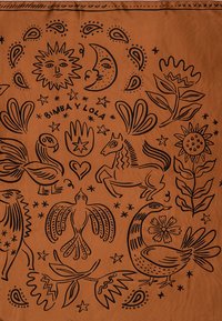 Un tejido marrón texturizado presenta ilustraciones en línea negra de un sol, una luna, un caballo, pájaros, flores y patrones geométricos. Incluye el texto "Bimba y Lola".