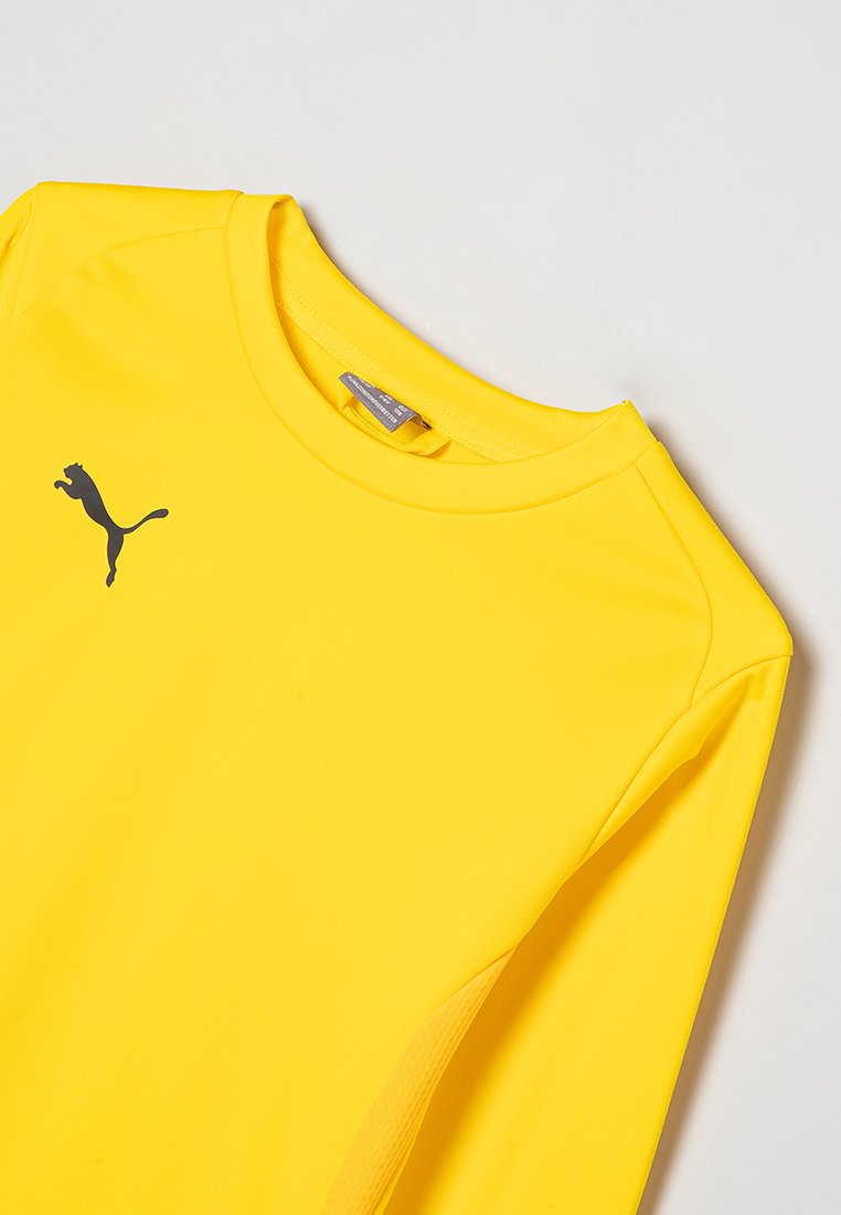 T-shirt de sport jaune à manches longues avec un col rond, arborant un logo noir de Puma sur la poitrine et un tissu lisse et léger.