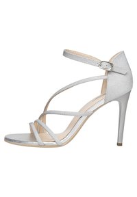 Sandale argentée à talons hauts avec des brides croisées, finition métallique, design à bout ouvert et bride de cheville réglable avec boucle.