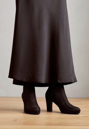 Bottines à talons hauts - black