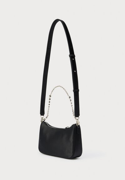 Μαύρη τσάντα χειρός από τεχνητό δέρμα με στρογγυλεμένο σχήμα, ρυθμιζόμενο λουρί και ασημένια αλυσίδα με χάντρες ως διακοσμητικό. Διαθέτει κλείσιμο με φερμουάρ για ασφάλεια.