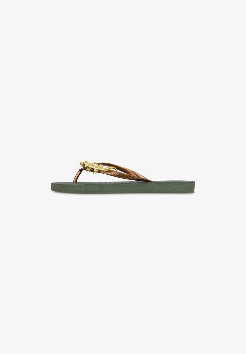 Bruine flip-flop sandaal met een groene zool, voorzien van een gestructureerd, gouddkleurig hagedisdetail op de band. Glad materiaal overal.