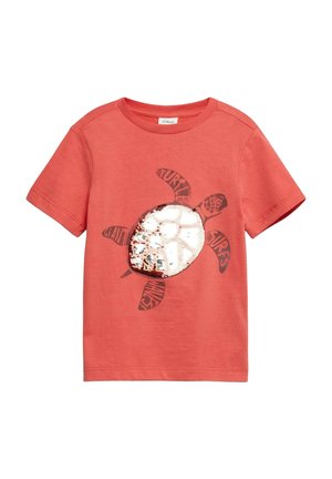 Koralgowa dziecięca koszulka z krótkim rękawem z grafiką morskiego żółwia ozdobioną cekinami oraz napisem na płetwach żółwia „Giant Turtle Surfs Waves.”