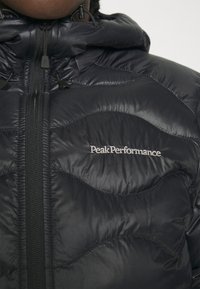 Peak Performance HELIUM HOOD - Casaco de penas - black
