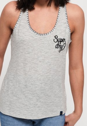 Débardeur gris clair avec un col rond, des coutures contrastées et un logo "Superdry" brodé en noir sur le devant.
