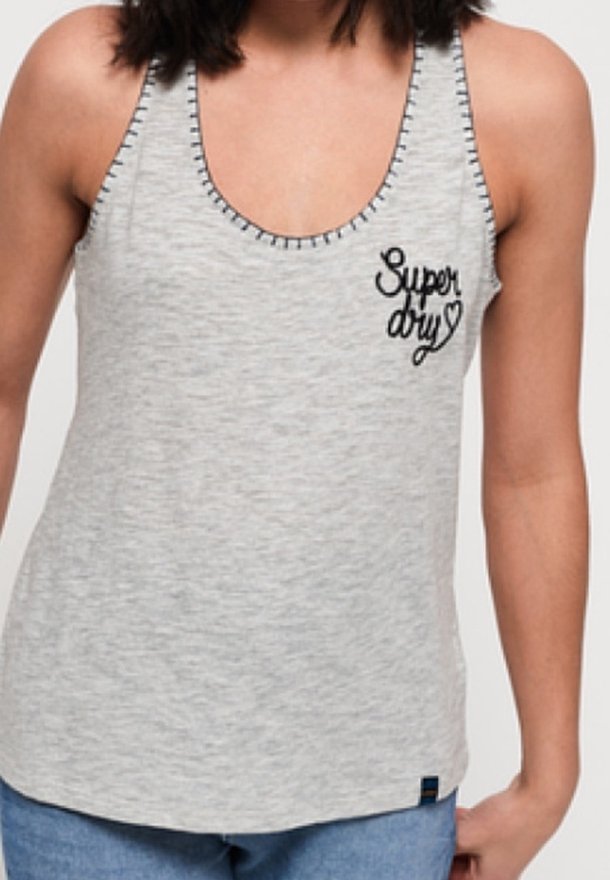 Débardeur gris clair avec un col rond, des coutures contrastées et un logo "Superdry" brodé en noir sur le devant.