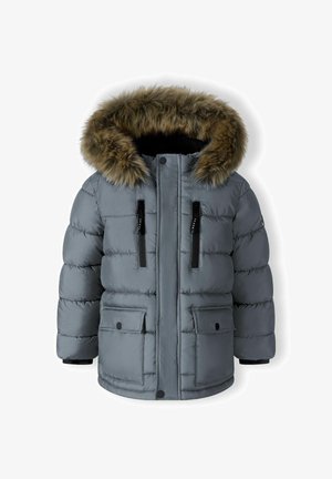 Szürke puffermellény, levehető szőrmebéléssel ellátott kapucnival, cipzáras elülső résszel, két elülső zsebbel és fekete díszítésekkel a mellkason.