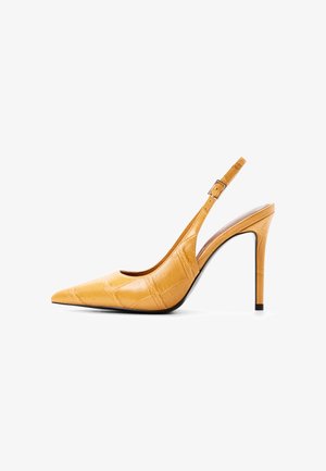 Gele gestructureerde lederen slingback met puntige neus, verstelbare band en smalle stilettohak.