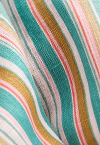 Tissu rayé multicolore présentant des teintes de bleu sarcelle, rose, blanc et or, avec une apparence tissée texturée et des largeurs de rayures variées.