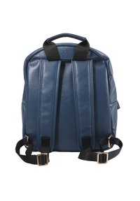 Zaino in pelle sintetica blu con spalline imbottite, cuciture verticali e dettagli in metallo color oro. Presenta una maniglia superiore per il trasporto.