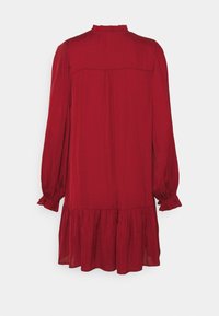 Robe longue rouge à manches longues avec col montant, poignets froncés, empiècement au dos et ourlet à volants.
